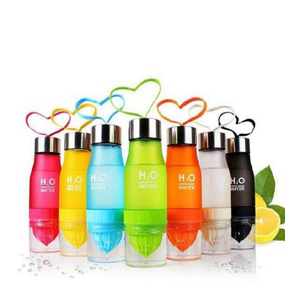 China 2021 Sustainable Cheap Fruit Infused Lemon 650ml Outdoor Drinking Plastic Portable Water Bottle Water Bottle for sale