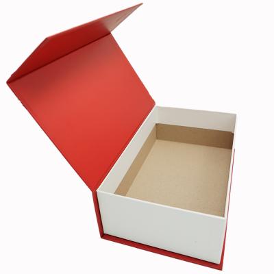 China Recyclable Wholesale Low MOQ Customized Magnetic Closure Gift Flap Lid Packaging Present Cardboard Box for sale