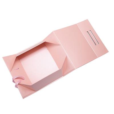 China Recycled Materials New Arrival Simple Elegant Fo Magnet Folding Custom Folding Packaging Gift Box With Ribbon Handle for sale