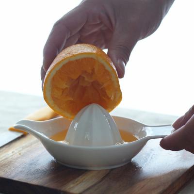 China Sustainable Manual Orange Juicer Fruit Lime Lemon Juicer With Bowl Juice Strainer for sale