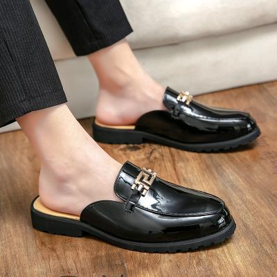 China Custom Fashion Trend Flats Mules Slips Mens Sapatos Mules Half Shoes Mens Slippers Sandals Retro PU Leather Daily Shoes Around Toe for sale