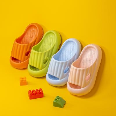 China Light weight 2021 summer slippers boy girl non-slip EVA Kids home slipper slides chinelo beach sandals for children for sale