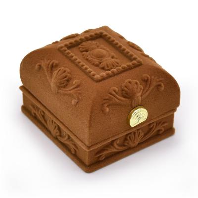 China Luxury Carved Packaging Jewelry Ring Box Personalize Vintage Style Pattern Velvet Necklace Earring Gift Design for sale