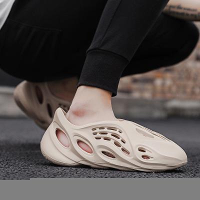 China Custom Made Yeezy Summer Flat Fashion Casual Walking Shoes Slides Foam Runner Yeezy Sandals Men for sale