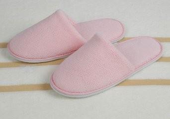 China Eco Friendly Pink Disposable House Slippers Logo Printing For Home / Hotel for sale