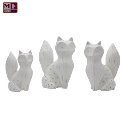 China USA OEM Polyresin White Fox Figurine Garden Decoration 3 Size Decorative Fox for sale