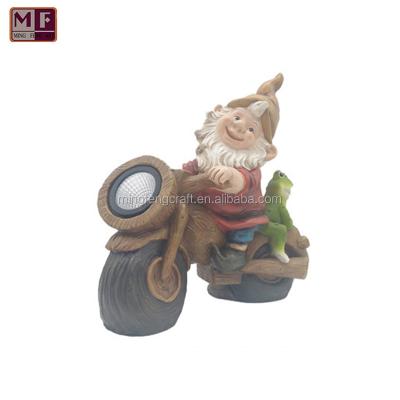 China Smiling Gnome Statue Gnome With Frog Riding A Motorcycle Solar Light Outdoor Decoration Garden Sheer Statue for sale