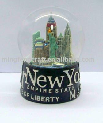 China Europe Polyresin Tourist Souvenirs Water Globe Decoration Craft for sale