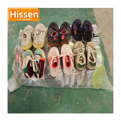 China Breathable used sneakers bulk branded shoes wholesale man and woman second hand sneakers for sale