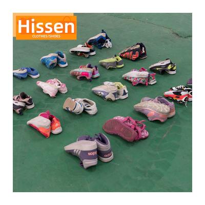 China Baby Children's Breathable Second-hand Football Kids Mixed In Ball Shoes for sale