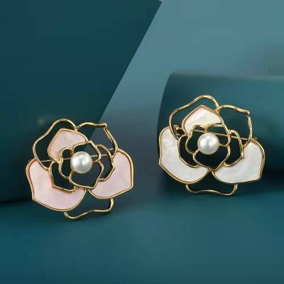 China Global Fashion Camellia Flower Brooch Pin Pearl Hollow Lapel Pin Women Lady Suit Jewelry Decoration for sale