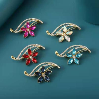 China Global Crystal Gold Plated Flower Brooch Pin Fashion Metal Alloy Lapel Pin For Women for sale