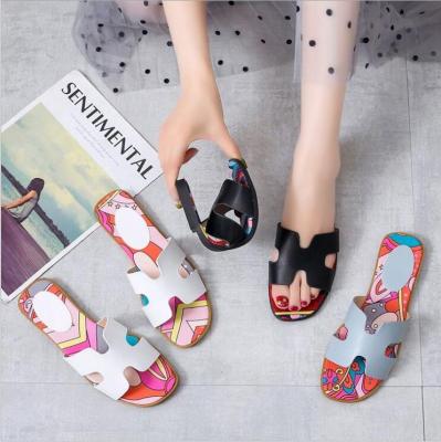 China CUSHIONING 2020 printed flat bottom flip-flop beach sandals female flat slippers trending new women for sale