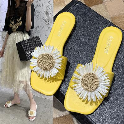 China CUSHIONING 2020 new fashion beach sandals summer non-slip daisy flip flops small flat sandals for sale