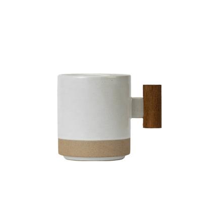 China Wjolesale Sustainable Vintage Coffee Mug Korean Ceramic Wooden Handle Water Cup Personality en venta