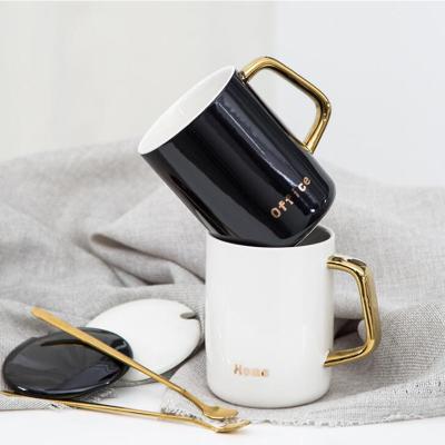 Chine Stocked Contracted White Ceramic Hot Stamping Letters Mug Black Gold Milk Coffee Porcelain Mug With Lid Spoon Home Office Mug à vendre