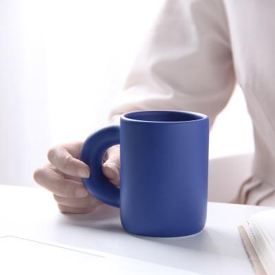 중국 Big Pinch Dirty Stained Hand-glazed Klein Mark Milk Cup Blue Ceramic Mug Handle Coffee Mug Hand Cup Viable New 판매용