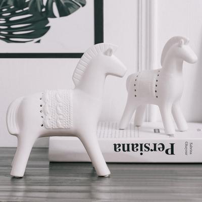 Cina Ceramic Accessories Art Crafts Ornaments Gifts Modern Nordic Ceramic Horse Home Art Folk Decoration Artware Room Decor Desk in vendita