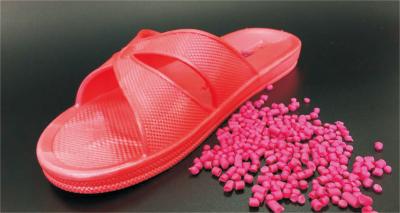 Chine Écumer transparent a augmenté les sandales molles de granules de PVC à vendre