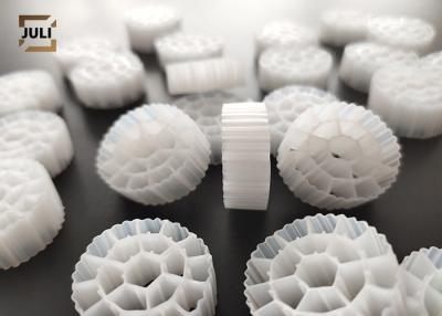 Cina Materiale bianco 25x10mm dell'HDPE di corpo filtrante della plastica MBBR di tecnologia di FDA Safty A/O in vendita