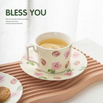 Chine Fabricants en gros personnalisé de haute qualité Nouveau os Chine tasse à café Rose Design élégant tasse de thé en céramique et plateaux avec ligne dorée à vendre