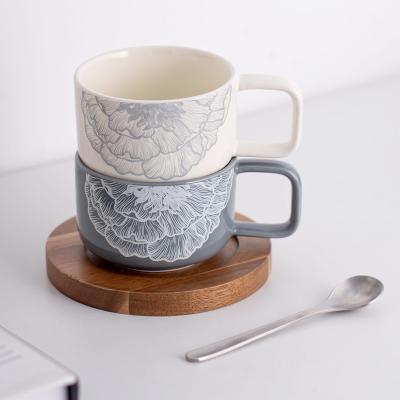 Cina Tazza da caffè in ceramica blu e fiori e piatto in legno Tazza da caffè in porcellana con matt di legno in vendita