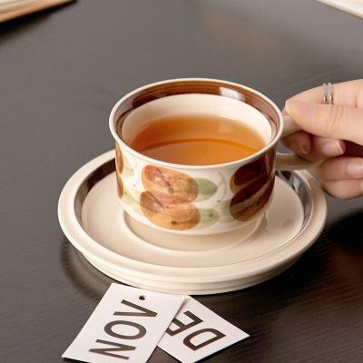 China 250 ml de porcelana Tazas de té y platillos Conjunto decorativo de cerámica Tazas de café y platillos para regalos de negocios en venta