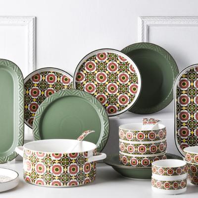 China Modern Design Style Christmas Ceramic Dinner Set Under Glazed Porcelain Gift Set for sale