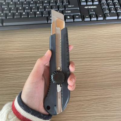 China 25mm Black Plastic Handle Snap Off Utility Knife with Rotary Locking for Thin Sheeting for sale