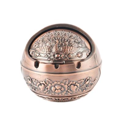 China Retro ashtray home luxury durable eco-friendly decoration new with ashtray European style men's metal peacock anti-drop ash fly-proof dining lid living room gift for sale