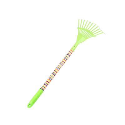 China Custom Colored Metal Handle Children Garden Tool Leaf Rake Shovel Wooden Hoe Garden Leaf Rake China Factory Long for sale