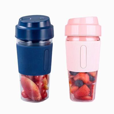 China Custom Car Mini Travel Electric Fruit Blender Custom Battery Operated Cup Usb Rechargeable Portable Juicer for sale