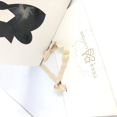 China Recyclable 2023 fashion customized packaging paper bags for sale