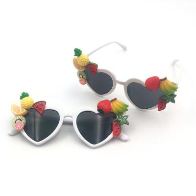 China Unisex design new high quality heart sunglass sunglasses your own designer heart fruit banana sunglasses luxury eyewear for sale