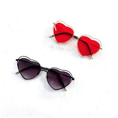 China Wholesale 2022 designer sunglasses smokable kids sunglasses new arrival little heart girls heart gradient color metal sunglasses for sale