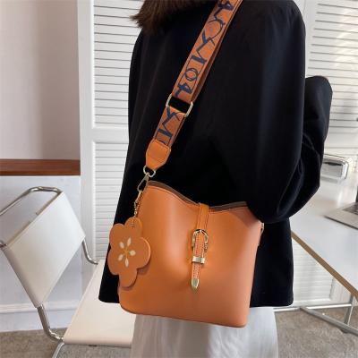 China 2022 summer new fashion popular women's bag messenger bag style one shoulder waterproof foreign bucket bag for sale