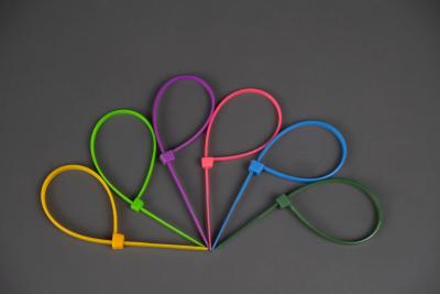 China Adjustable 10 Series Pengikat Nylon Zip Ties 7.2mm Width Custom Made for sale