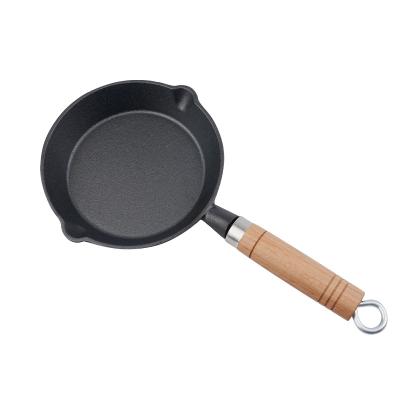 China Factory direct sale cast iron omelet pan kitchen utensils stocked durable mini omelet pan with oil for sale