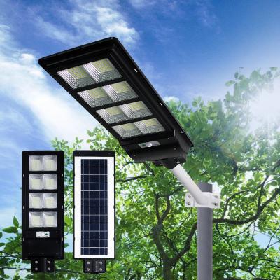 China Solar accionado todo en un 70w 100w 140w IP65 llevó luces de calle en venta