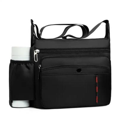 China Saco de crossbody de mensageiro OEM ODM preto com bolso de porta garrafa à venda