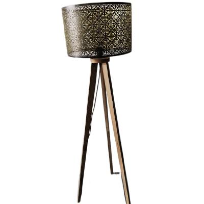 China Wholesale Customizable Retro Classic Wooden Tripod Can Rotate Metal Shade Floor Lamp Can Be Used For Restaurant Patio for sale