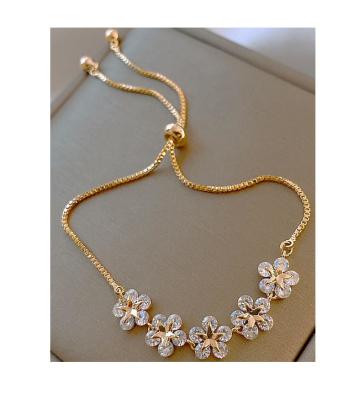 China New FASHIONABLE Luxury Zircon Dangle Bracelet Women Crystal Bracelet Chain Korean Flower Flower Shiny Rhinestone Bracelet Jewelry for sale