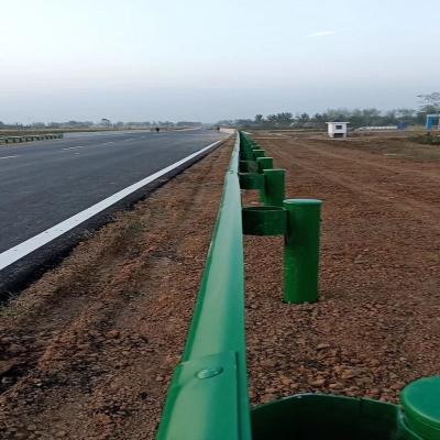 Cina Standard galvanized highway expressway W beam corrugated guardrail safety Crash Traffic metal Barrier in vendita