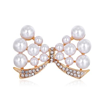 China Dress Decoration Temperament Anti-lighting Elegant Brooch Pin Women Fashion Alloy Gold Plated Pearl Rhinestone Bow Brooches Clothing Jewelry for sale