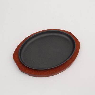 China Home Kitchen Hot Selling Round Shape Cast Iron Pearl Pizza Steak Serving Pan With Wooden Base for sale