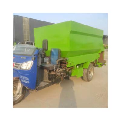 China Diesel Spreader Cattle And Sheep Truck Poultry Feed Mixer Machine Sporeader for sale