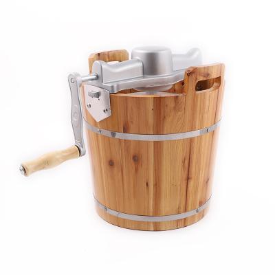 China 2021 New Arrival Outdoor Manual Wooden Bucket With Hand Crank Easy Operation Frozen Yogurt Sorbet Ice-Cooling Ice Cream Maker for sale