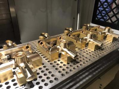 China Máquina de polonês do CNC do sistema de controlo de Mitsubishi para acessórios do encaixe do banheiro à venda