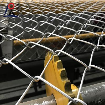 China Diamond Iron Wire Mesh Panel Chain Link Temporary Fence For Sports Field for sale