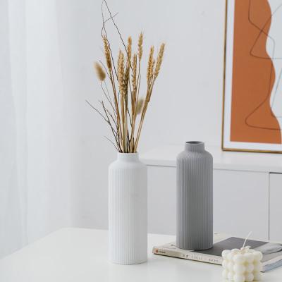 China Nordic Minimalist Matt Modern Tabletop Handmade Clay Vase Striped White Ceramic Flower Vase for Home en venta